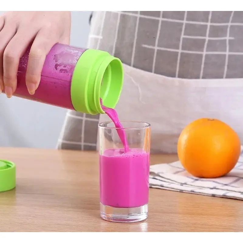 licuadora sirviendo en un vaso 