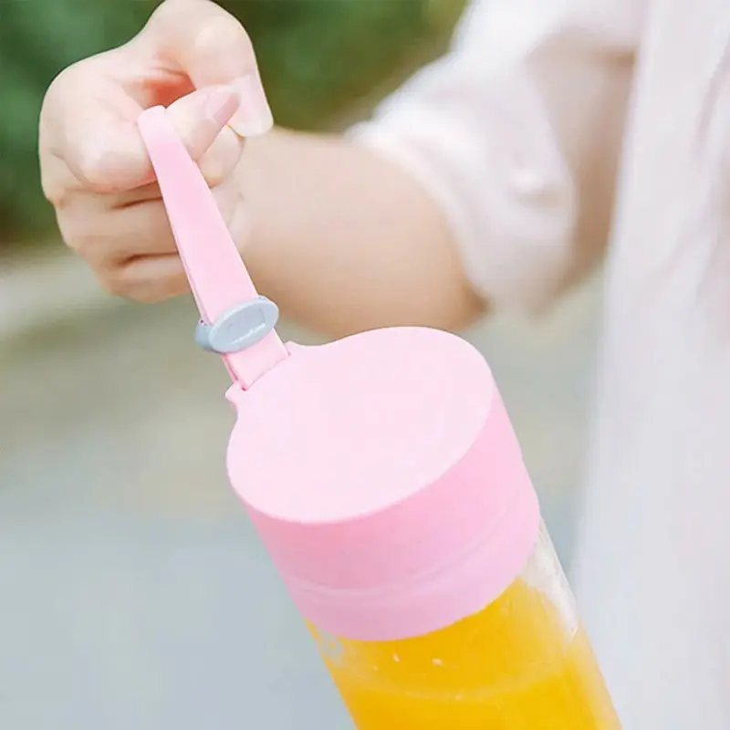 mano cargando mini licuadora 