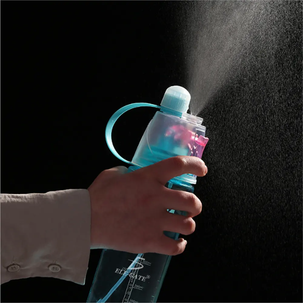 mano con botella expulsando agua 