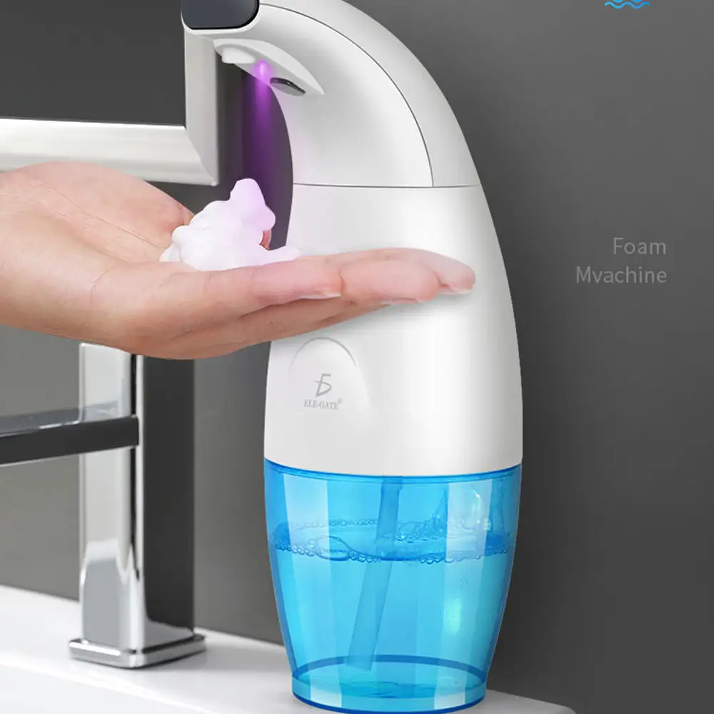 Botella De Gel y una mano utilizandolo Botella De Gel y una mano utilizandolo