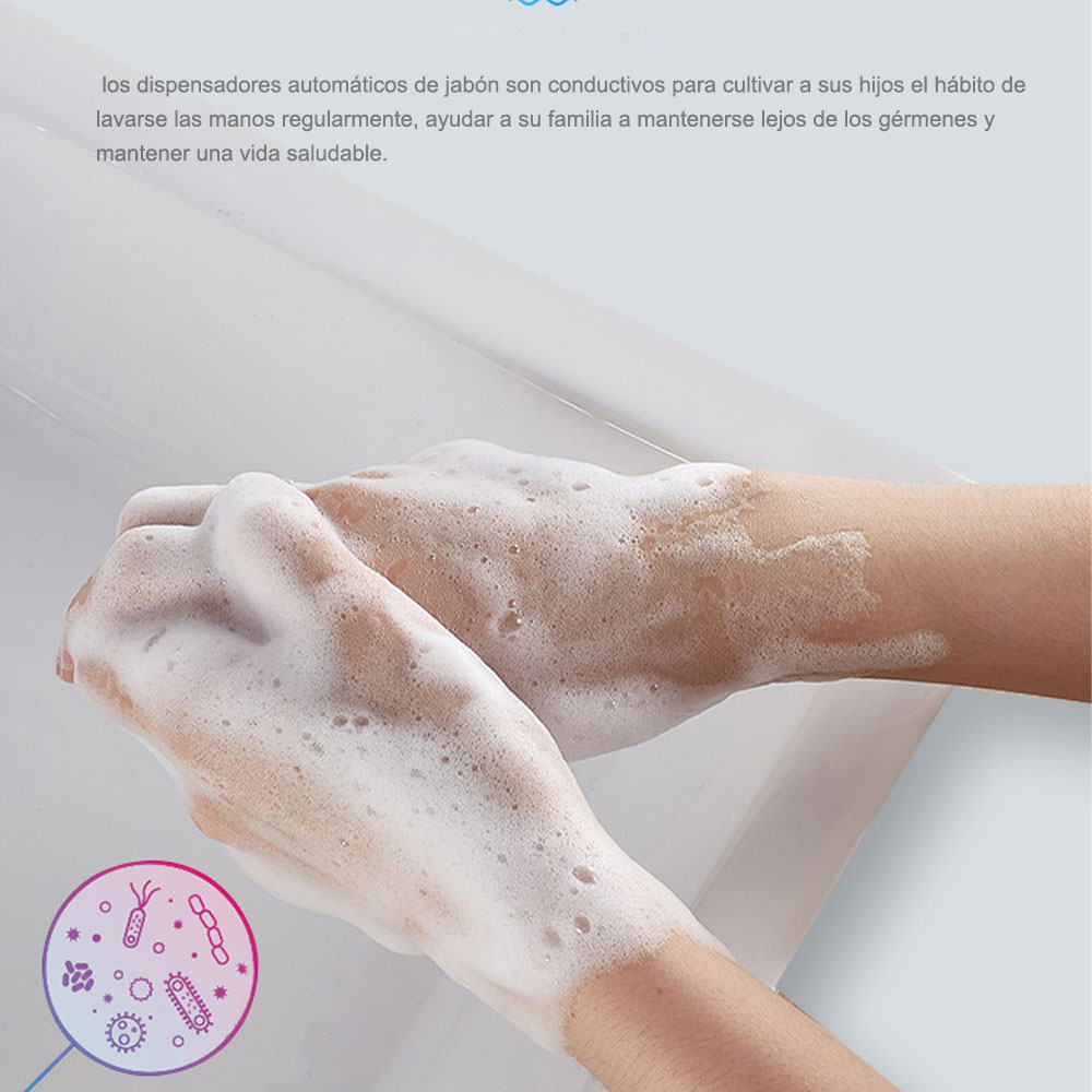 manos con jabon utilizando el producto 