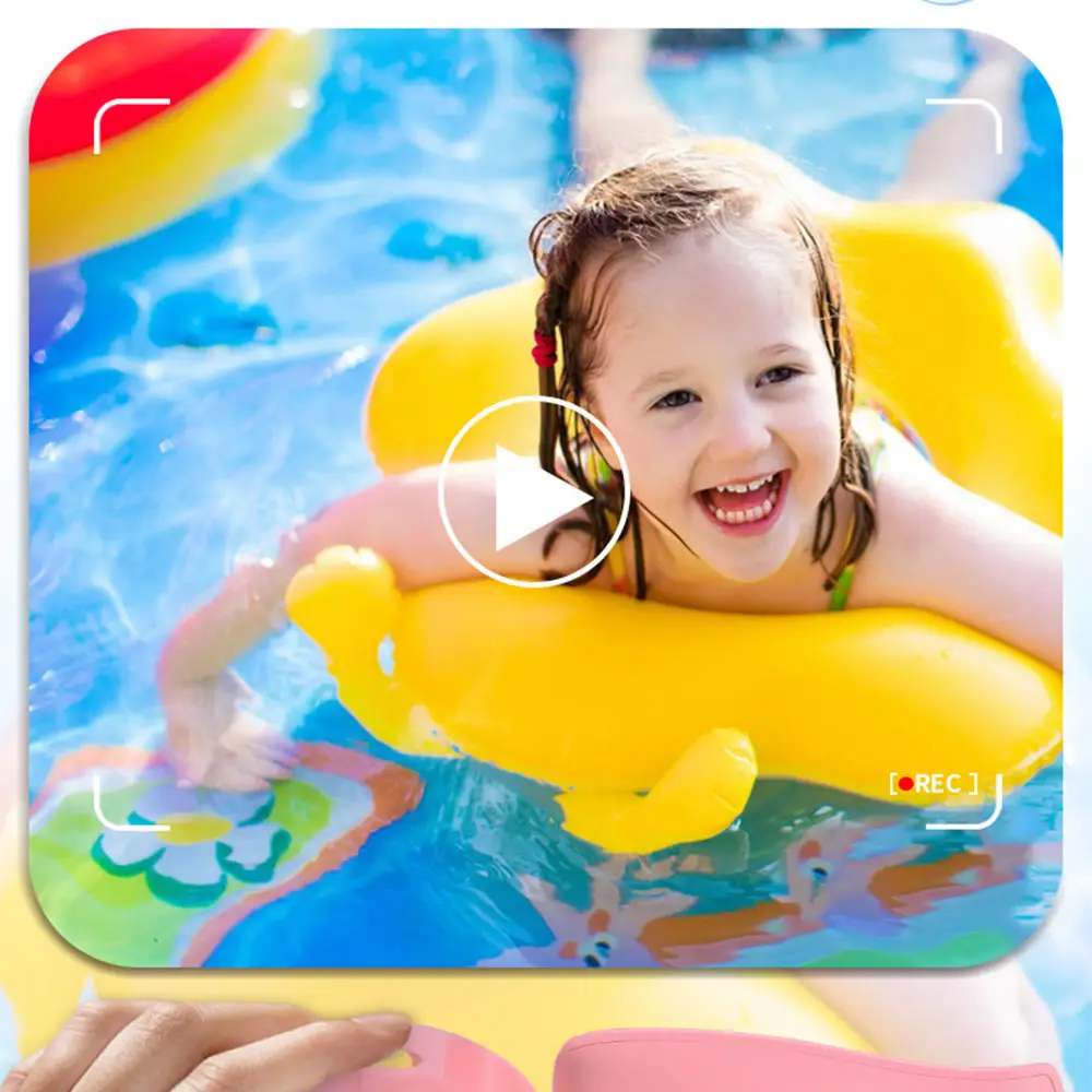 niña jugando en el agua con camara infantil niña jugando en el agua con camara infantil