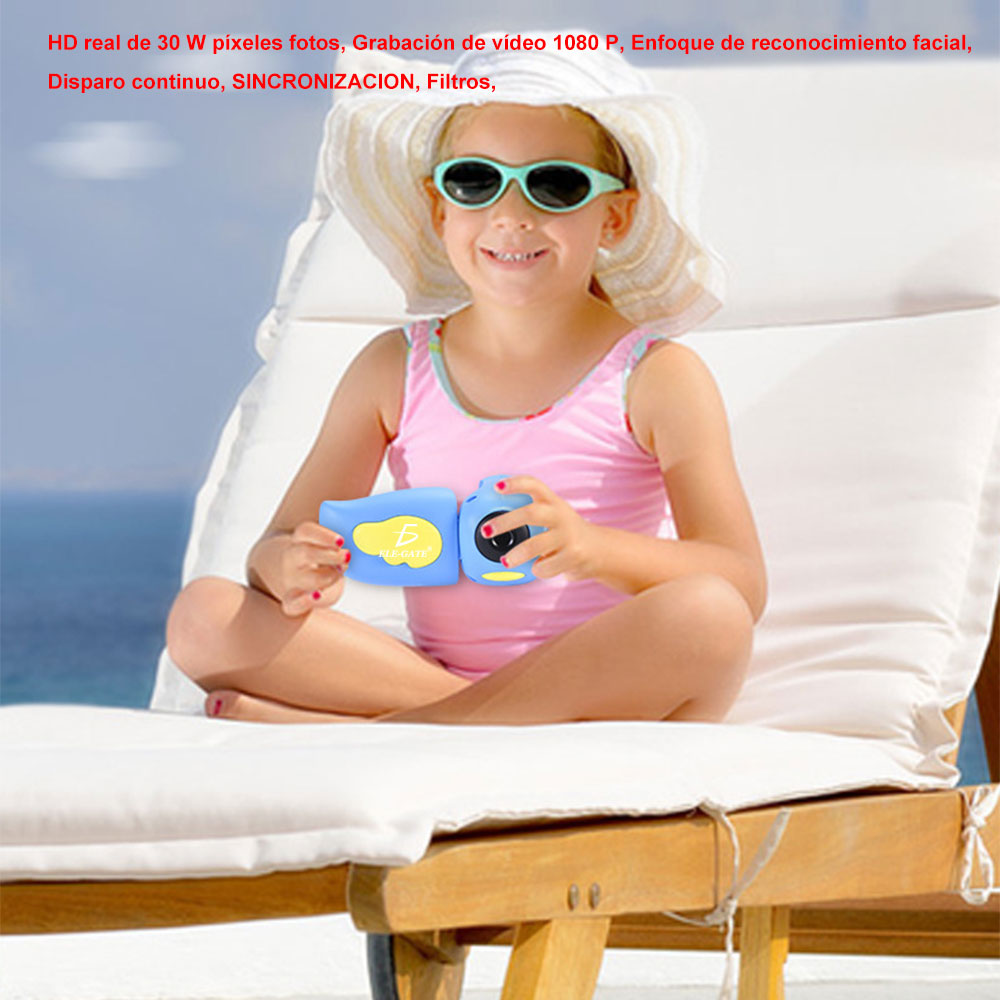 niña en la playa usando dispositivo azul 