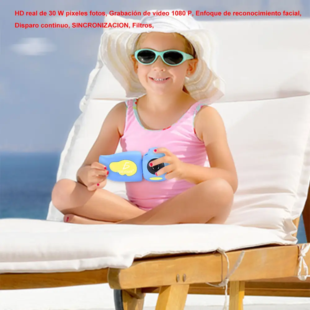 niña en la playa usando dispositivo azul niña en la playa usando dispositivo azul