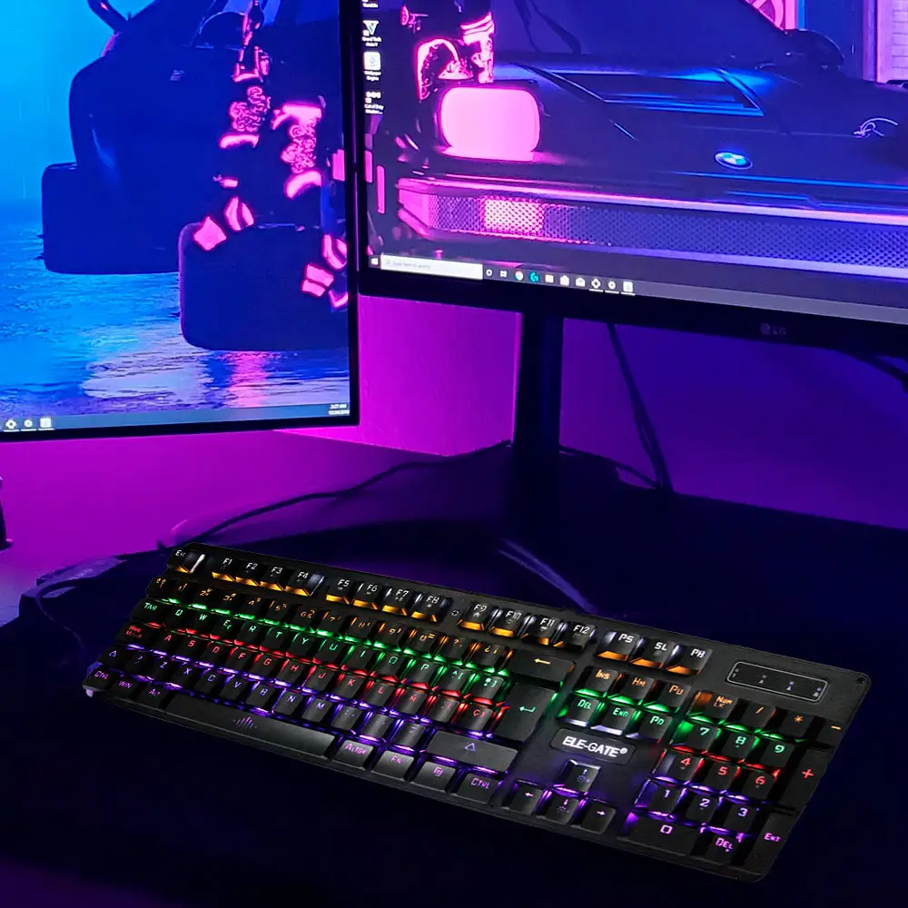 teclado y dos pantallas 