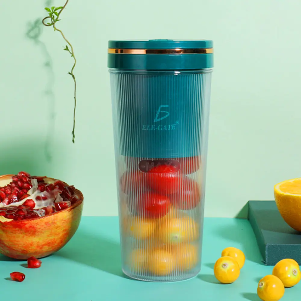 licuadora llena de frutas con fondo verde 