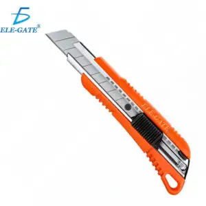 Cutter Profesional Retráctil  de 15 cm con Cuchilla intercambiable de 18mm de Acero Inoxidable