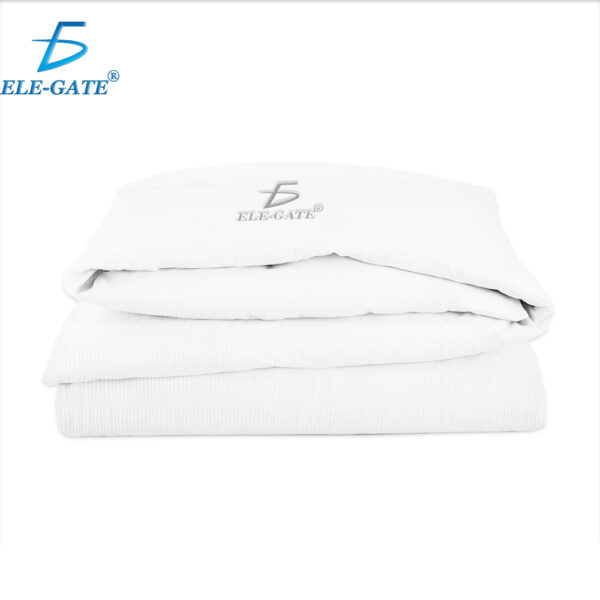 Set de 2 Fundas de Almohada y Colcha Blancas Elegantes y Finas