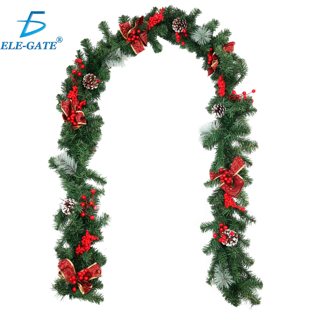 Guirnalda Navideña 2.7 m con Follaje Artificial, Moños Rojos con Dorado, Garapiñas Nevadas y Frutillas Rojas
