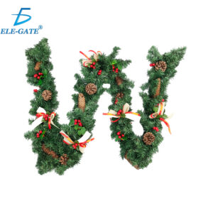 Guirnalda Navideña 2.7 m con Follaje Artificial, Moños Rojos con Blanco, Garapiñas y Frutillas Rojas