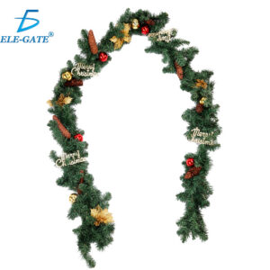 Guirnalda Navideña 2.7 m con Follaje Artificial y Adornos – Frutillas Doradas y Rojas