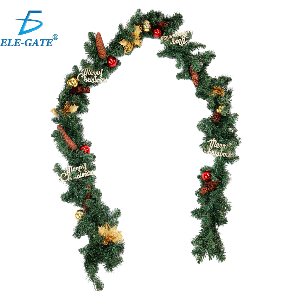 Guirnalda Navideña 2.7 m con Follaje Artificial y Adornos – Frutillas Doradas y Rojas