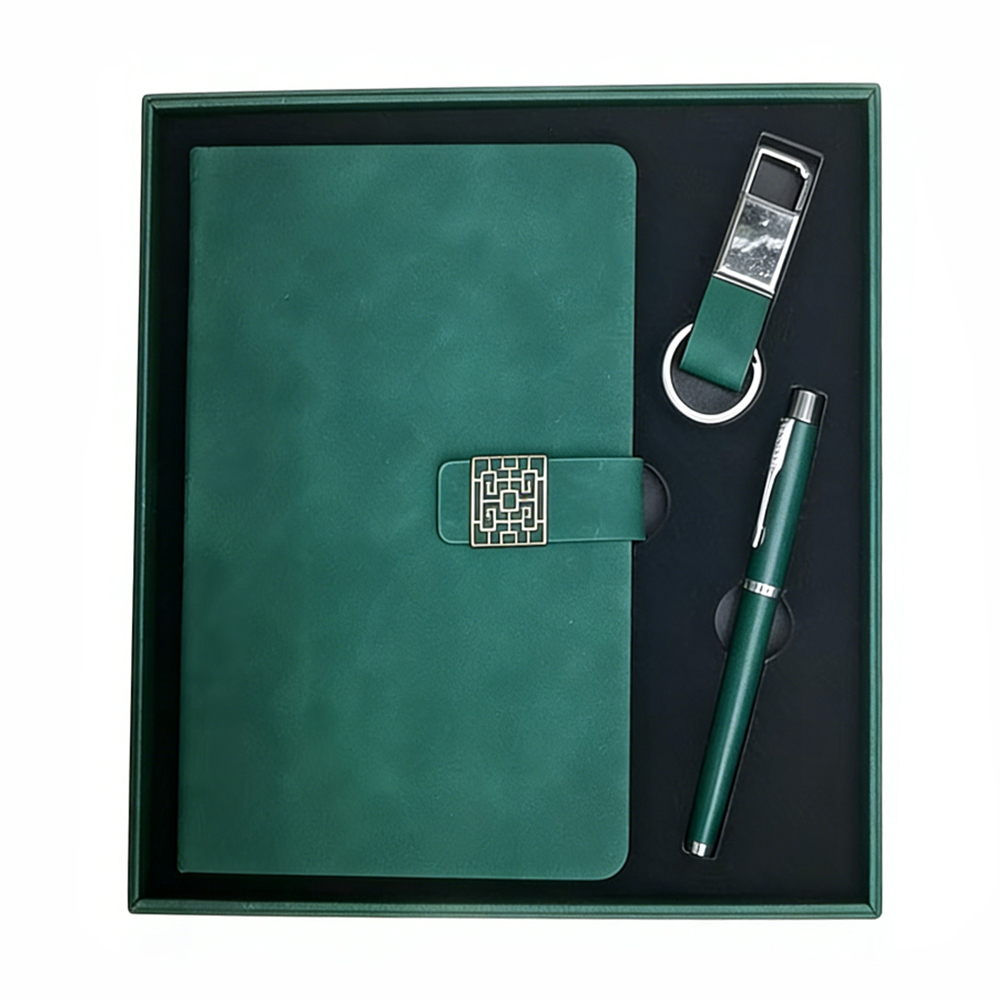 Set de Regalo Verde Esmeralda con Libreta, Pluma y Llavero – Acabado Tipo Piel y Cierre Magnético - Image 2