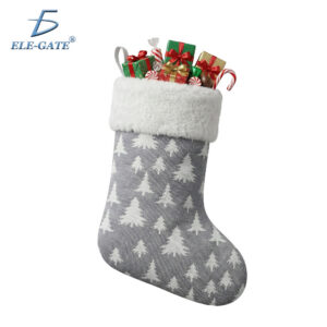 Bota navideña gris con diseño de pinos blancos – 43 cm