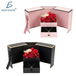 Alajero en Forma de Caja de Regalo con Rosas y Cadena Platinada