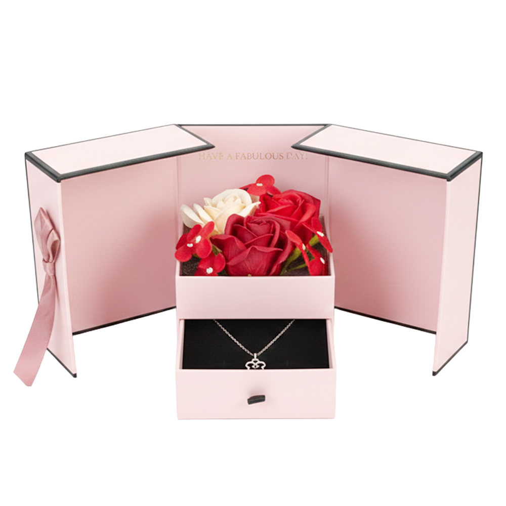 Alajero en Forma de Caja de Regalo con Rosas y Cadena Platinada - Image 3