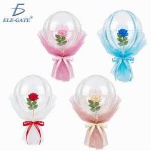 Ramo de Rosa Eterna con Globo Transparente y Luces LED Cálidas