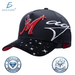 Gorra Negra Ajustable con Bordado Rojo y Blanco Estilo Mágico